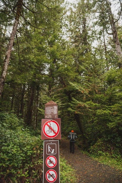 Hiking Etiquette For Beginners - Trail signs