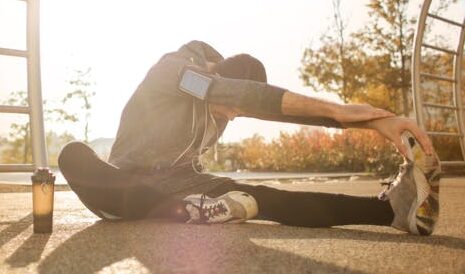 How To Hike Uphill Efficiently Without Getting Tired - Man stretching hamstring