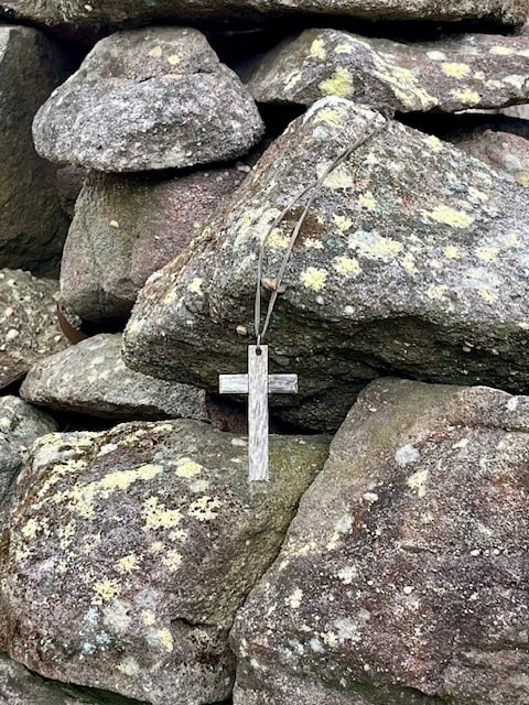 Best Hikes In The Blue Mountains- Cross dangling off the cairn
