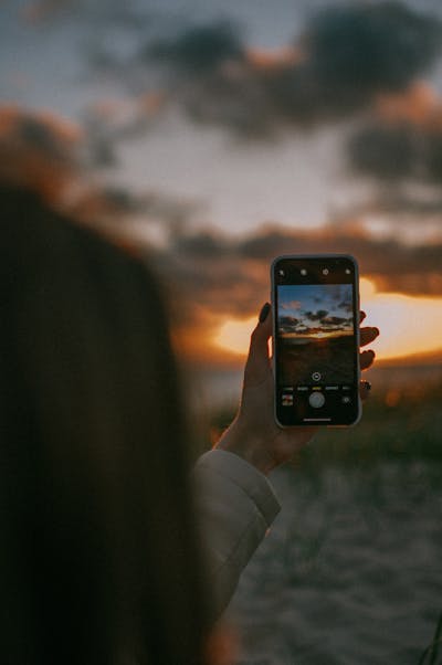 How To Take Nature Photos - Taking a photo at sunset