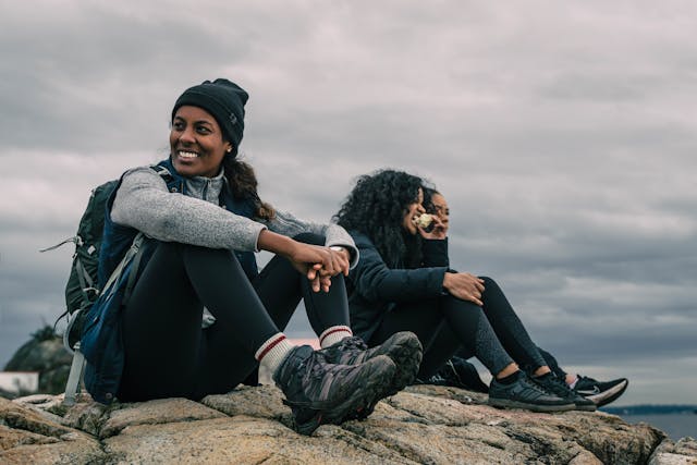 What Is The Best Food For Day Hiking? - Hikers eating