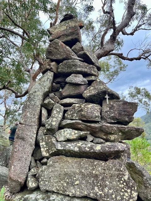 Best Hikes In The Blue Mountains - Cairn on Patterson Hill