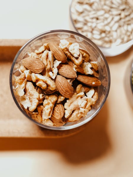 10 Best Low Carb Snacks For Hikers - Nuts