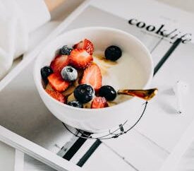 10 Best Low Carb Snacks For Hikers - Yoghurt and berries